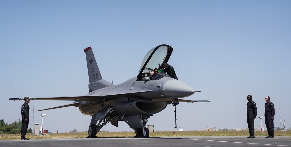 F-16 Demo team performs during Aero India 23