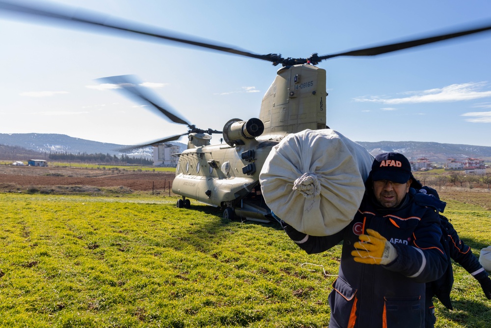 U.S. CH-47F Chinook delivers humanitarian aid supplies to Turkiye