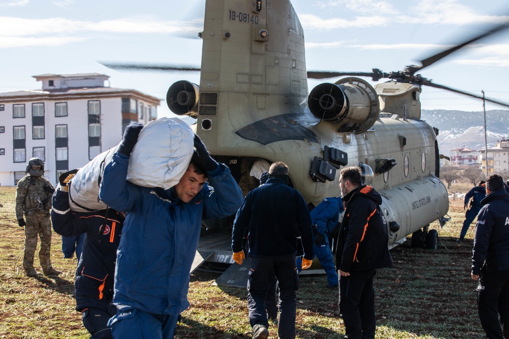 U.S. CH-47F Chinook delivers humanitarian aid supplies to Turkiye