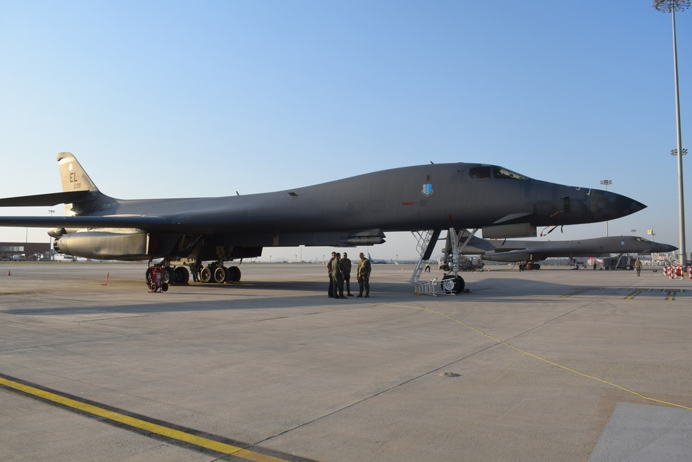 Ambassador Jones visits B-1 Airmen in India