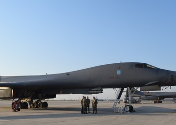 Ambassador Jones visits B-1 Airmen in India