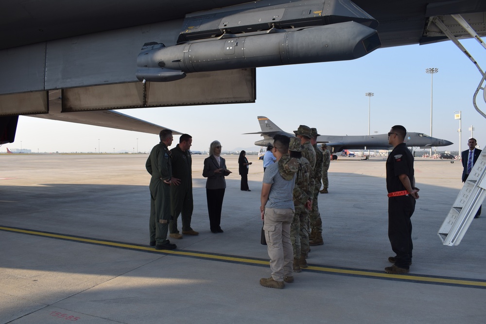 Ambassador Jones visits B-1 Airmen in India