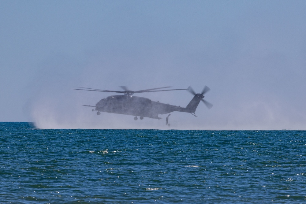 26th MEU ACE Supports Recon Helocast Training