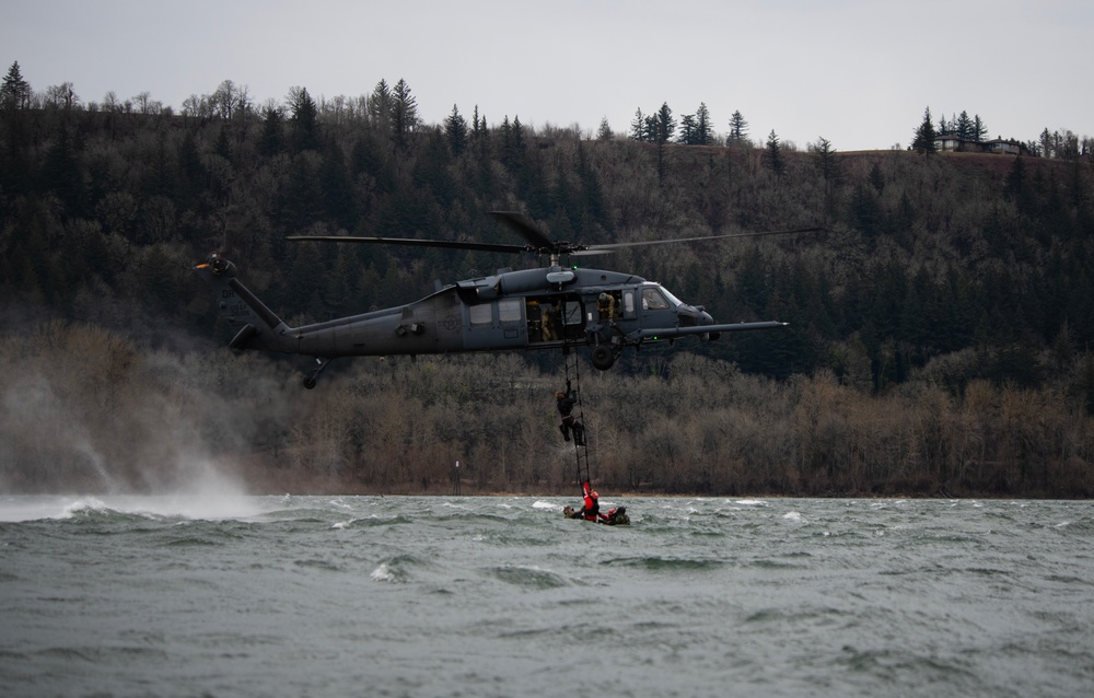 304th and 305th RQSs conduct training exercise on Columbia River