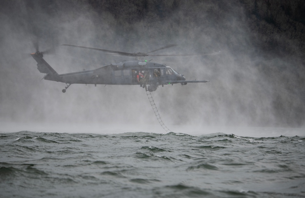 304th and 305th RQSs conduct training exercise on Columbia River