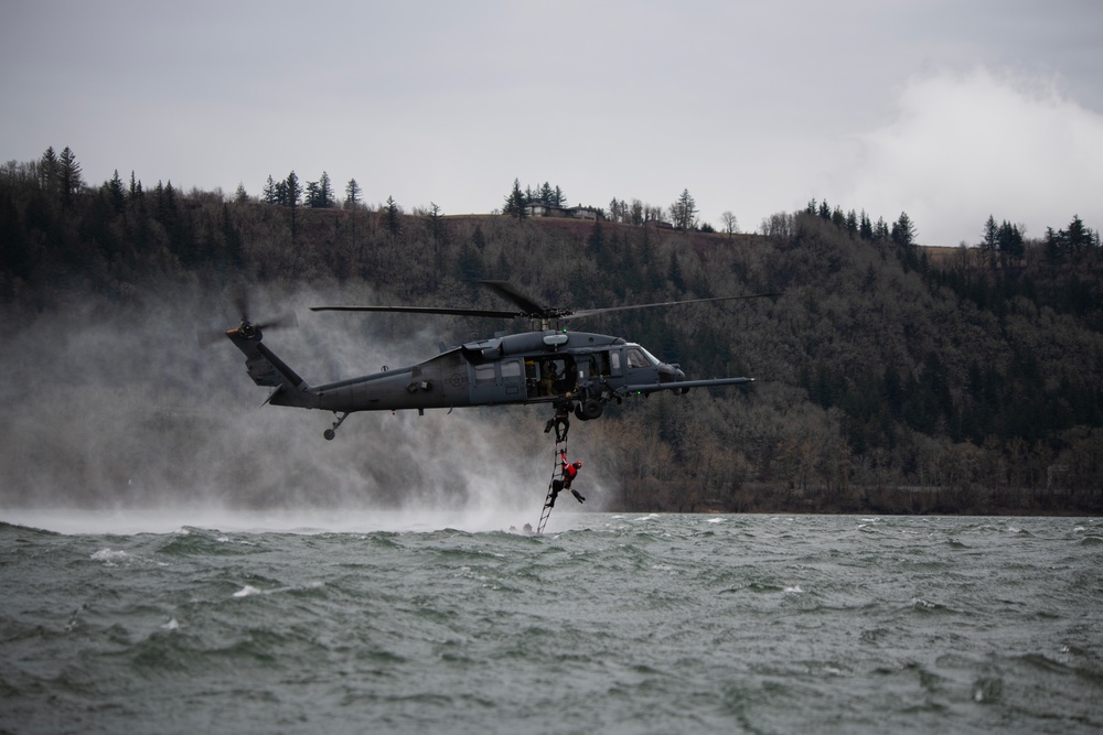 304th and 305th RQSs conduct training exercise on Columbia River