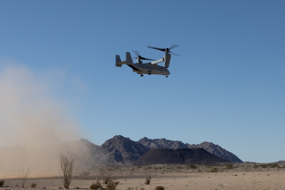 VMM-261 conducts low-visibility landings in the desert