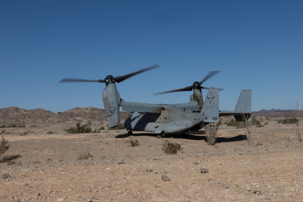 VMM-261 conducts low-visibility landings in the desert