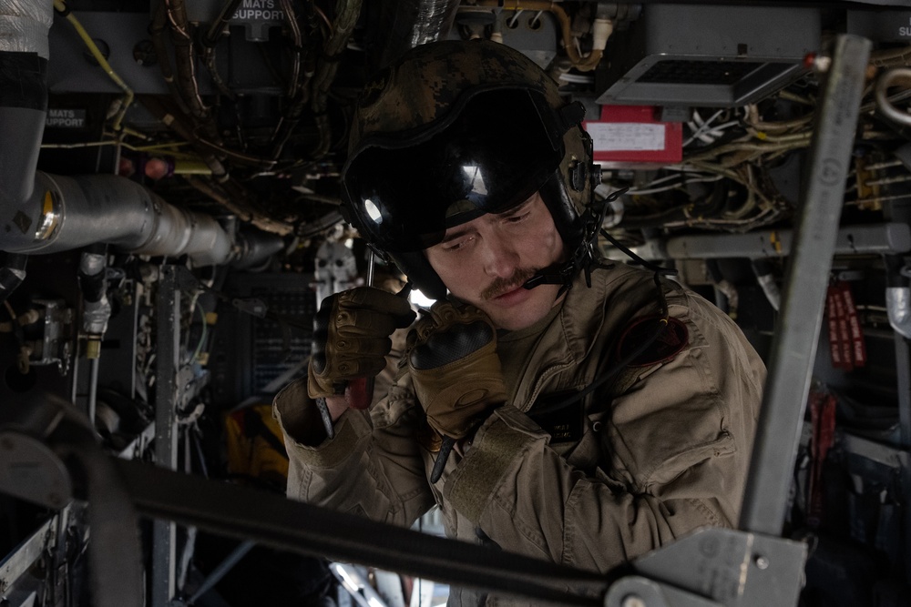 VMM-261 conducts low-visibility landings in the desert