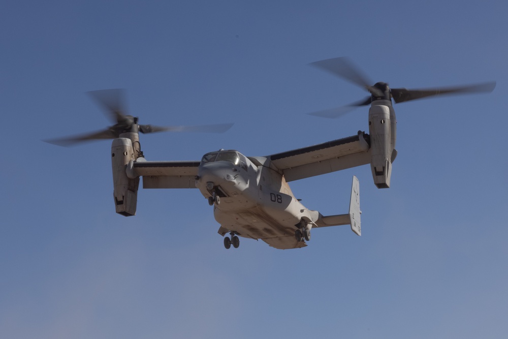 VMM-261 conducts low-visibility landings in the desert