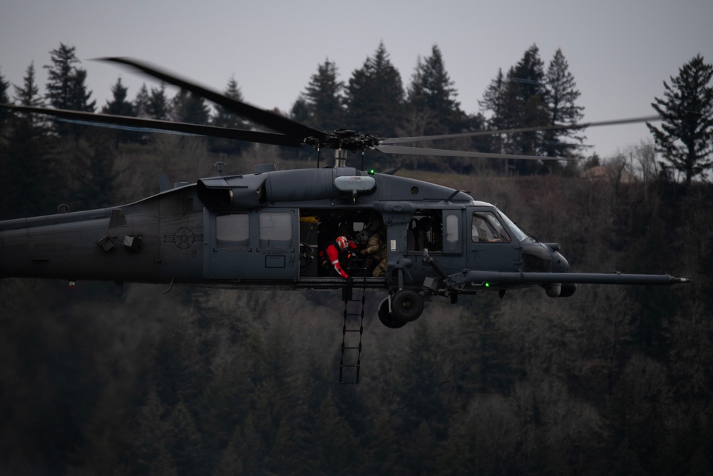 304th and 305th RQSs conduct training exercise on Columbia River