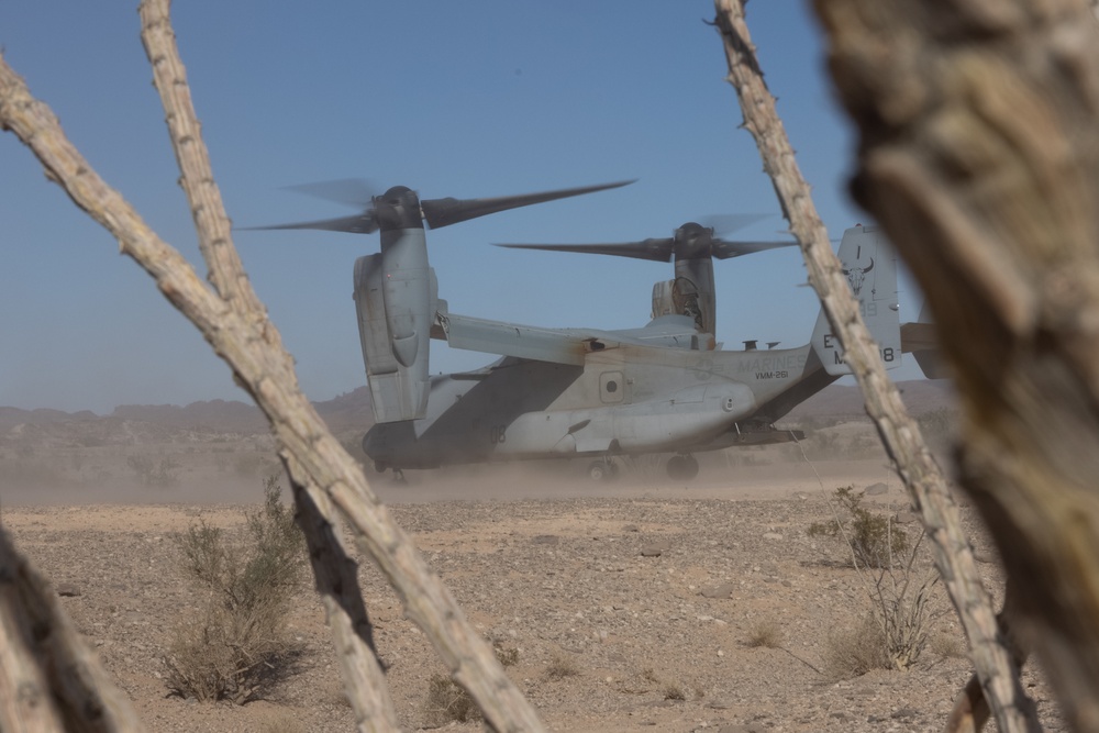 VMM-261 conducts low-visibility landings in the desert