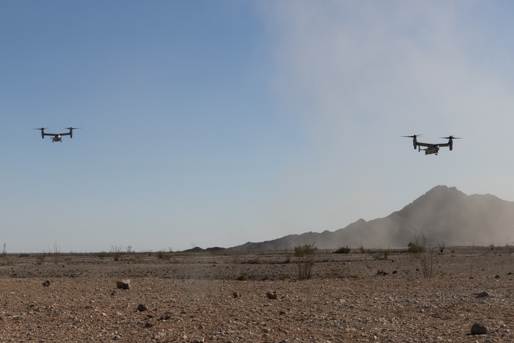 VMM-261 conducts low-visibility landings in the desert