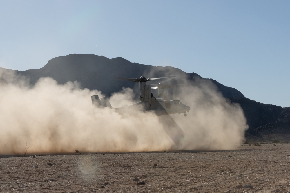 VMM-261 conducts low-visibility landings in the desert