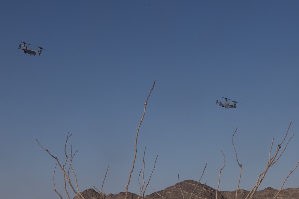 VMM-261 conducts low-visibility landings in the desert