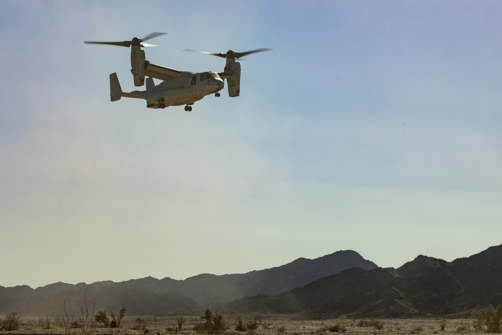 VMM-261 conducts low-visibility landings in the desert