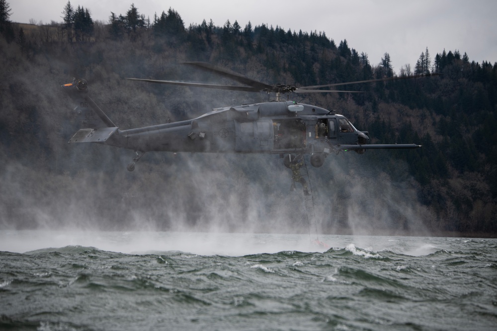 304th and 305th RQSs conduct training exercise on Columbia River