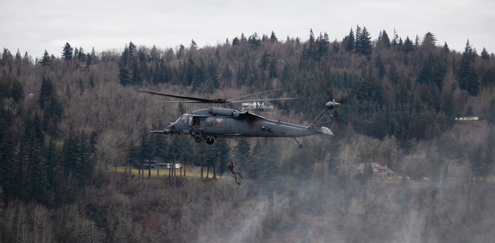 304th and 305th RQSs conduct training exercise on Columbia River