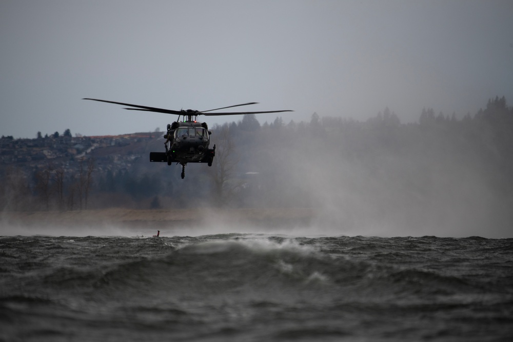 304th and 305th RQSs conduct training exercise on Columbia River
