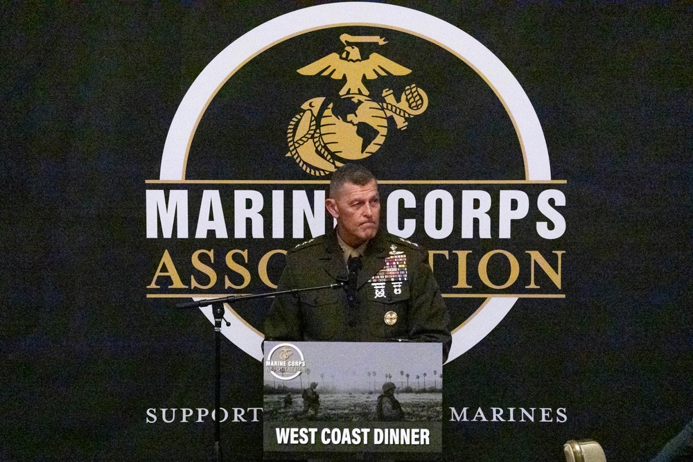 I MEF CG attends Marine Corps Association West Coast Dinner