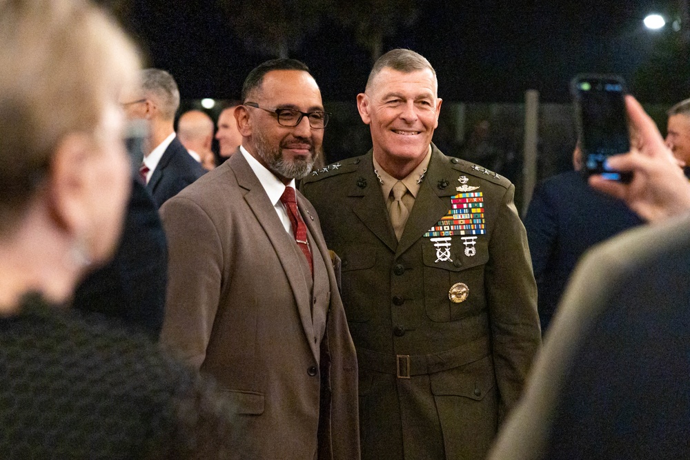 I MEF CG attends Marine Corps Association West Coast Dinner