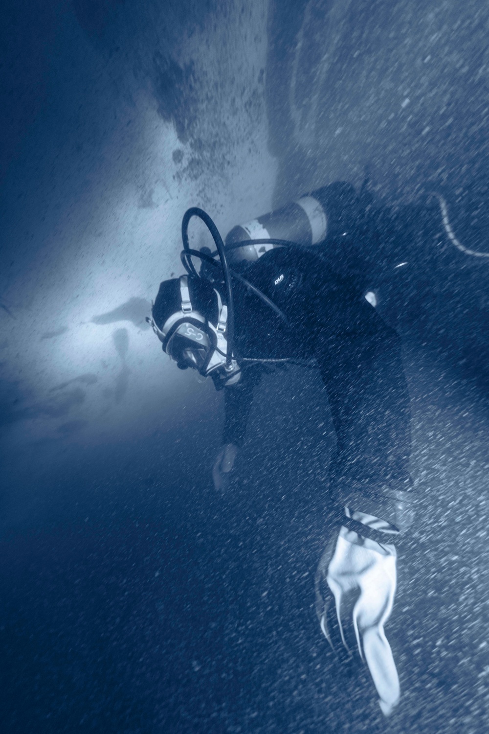 A U.S. Navy Explosive Ordnance Disposal (EOD) Technician Goes Ice Diving