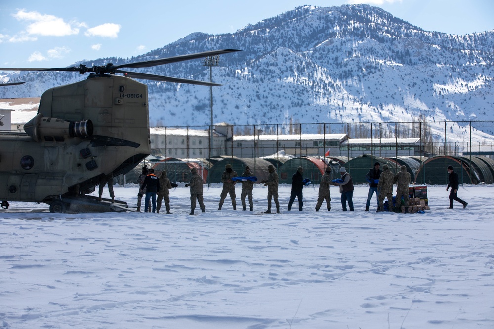 U.S. CH-47F Chinook delivers humanitarian aid supplies to Türkiye