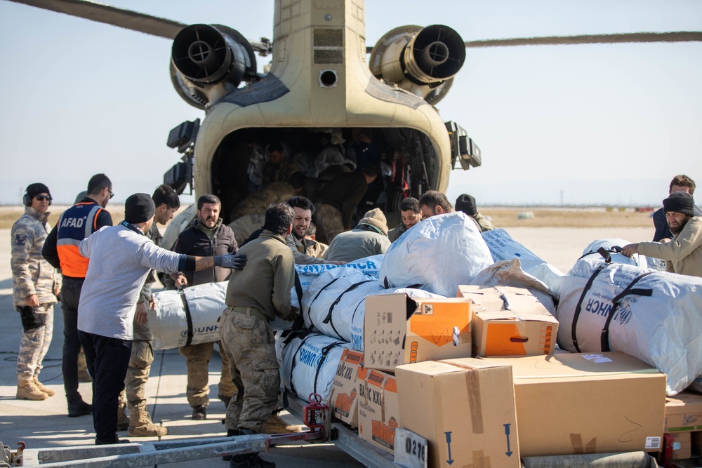U.S. CH-47F Chinook delivers humanitarian aid supplies to Türkiye