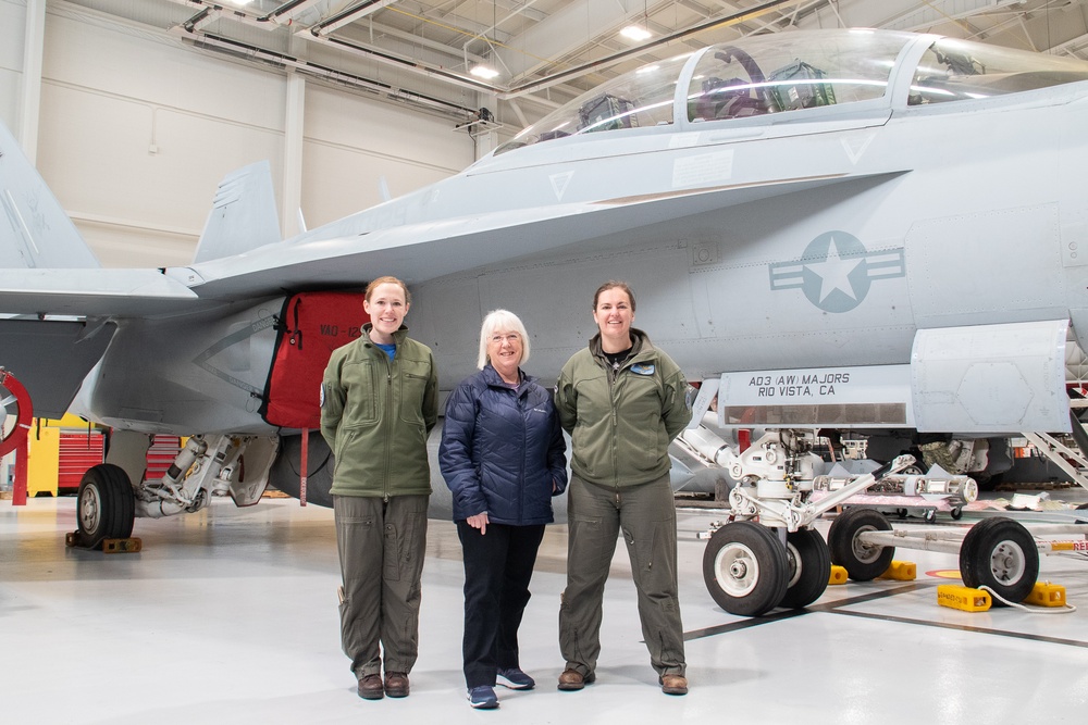 Senator Patty Murray visits NASWI’s VAQ-129