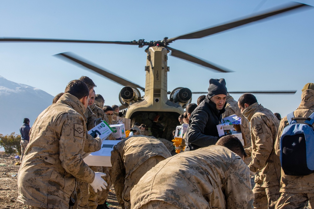 U.S. CH-47F Chinook delivers humanitarian aid supplies to Turkiye