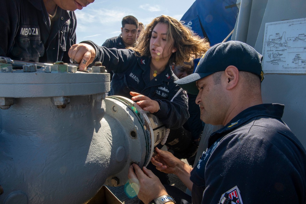 USS Paul Hamilton Sailors Set Fueling Hose