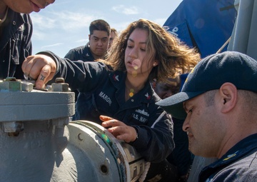 USS Paul Hamilton Sailors Set Fueling Hose