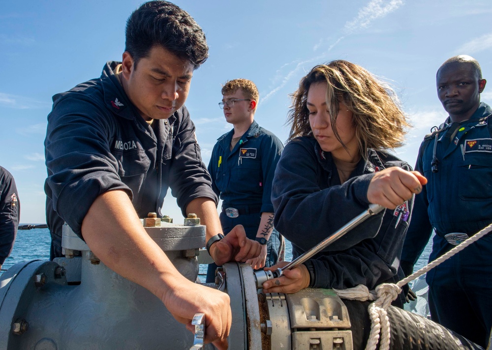 USS Paul Hamilton Sailors Set Fueling Hose