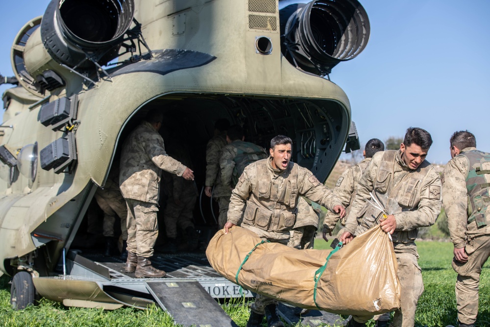 U.S. CH-47F Chinook delivers humanitarian aid supplies to Turkish AFAD