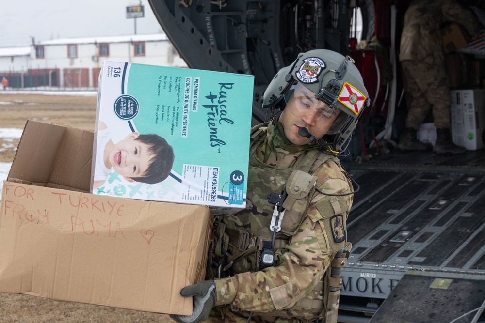 U.S. Army Soldier delivers humanitarian aid supplies to Türkish AFAD