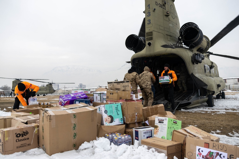 U.S. CH-47F Chinook delivers humanitarian aid supplies to Turkish AFAD