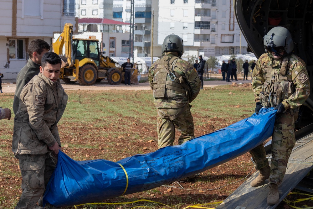 U.S. Army Soldier delivers humanitarian aid supplies to Türkish AFAD