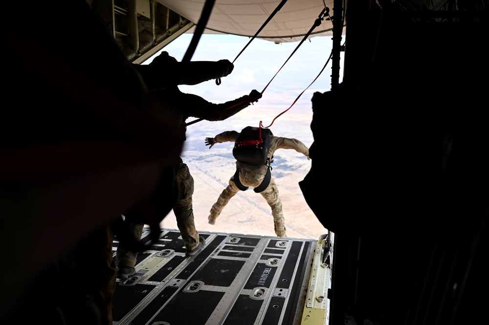 Pararescue Airmen conduct infiltration, exfiltration exercise in CENTCOM AOR