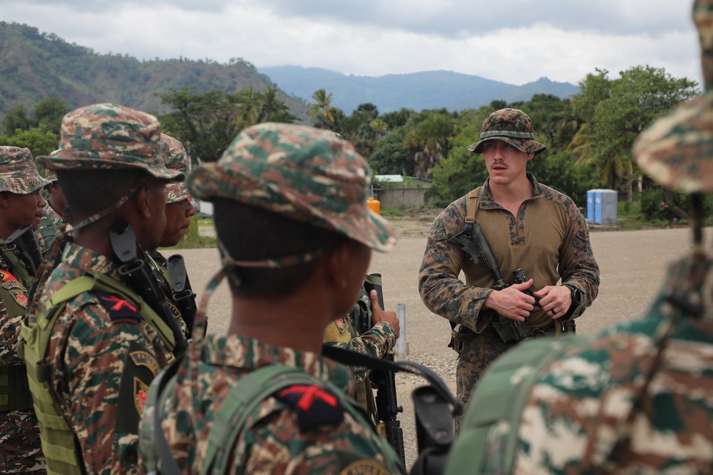 BLT 2/4 Marines and Fuzileiros Conduct Close Quarters Training