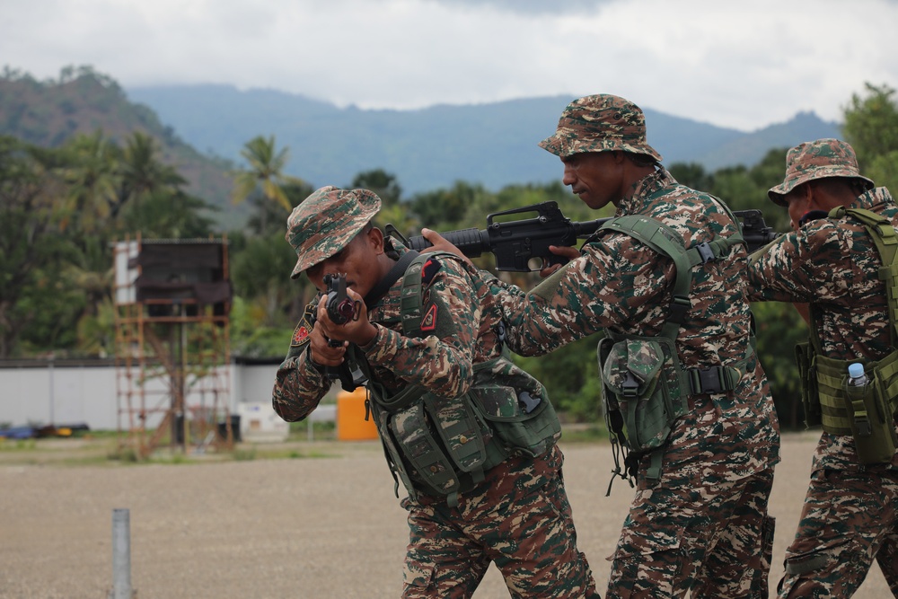 BLT 2/4 Marines and Fuzileiros Conduct Close Quarters Training