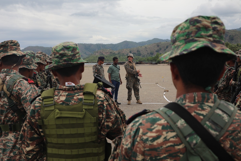 BLT 2/4 Marines and Fuzileiros Conduct Close Quarters Training