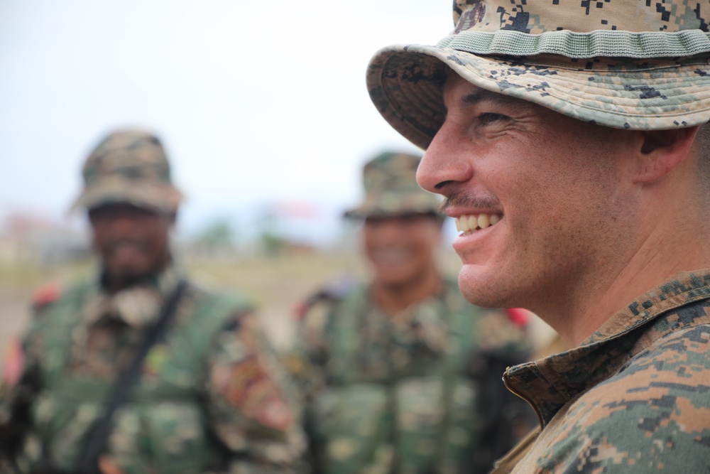 BLT 2/4 Marines and Fuzileiros Conduct Close Quarters Training
