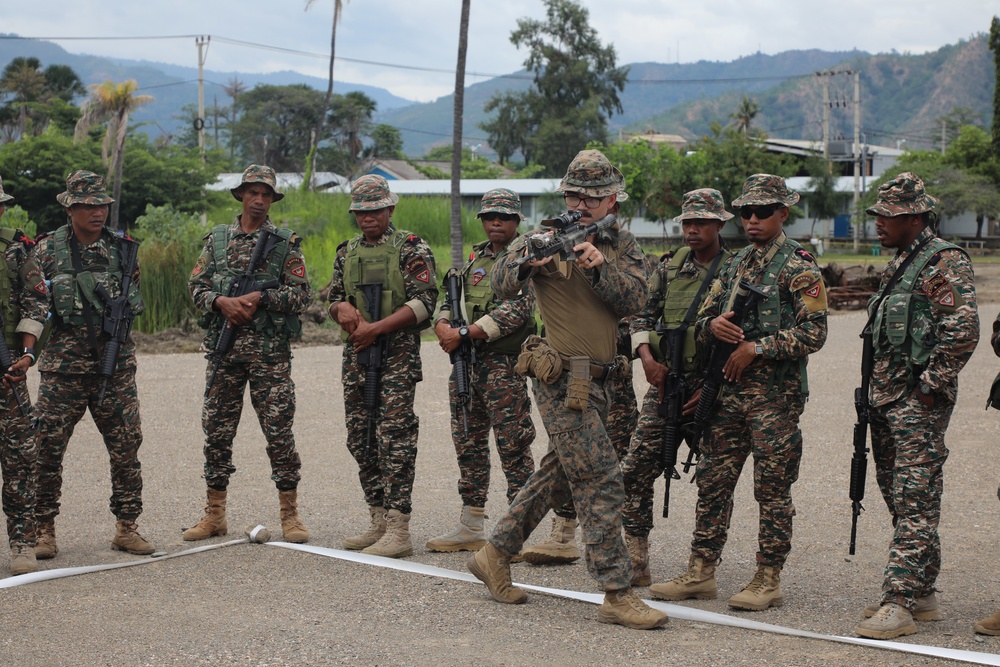 BLT 2/4 Marines and Fuzileiros Conduct Close Quarters Training