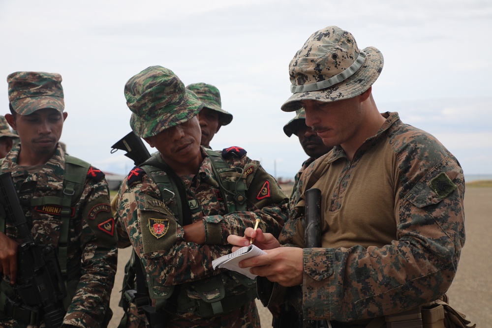 BLT 2/4 Marines and Fuzileiros Conduct Close Quarters Training