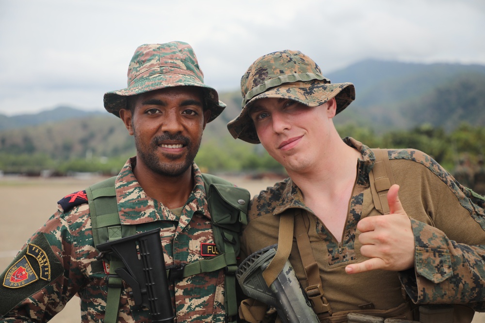 BLT 2/4 Marines and Fuzileiros Conduct Close Quarters Training
