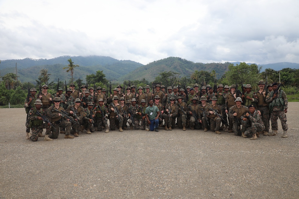 BLT 2/4 Marines and Fuzileiros Conduct Close Quarters Training
