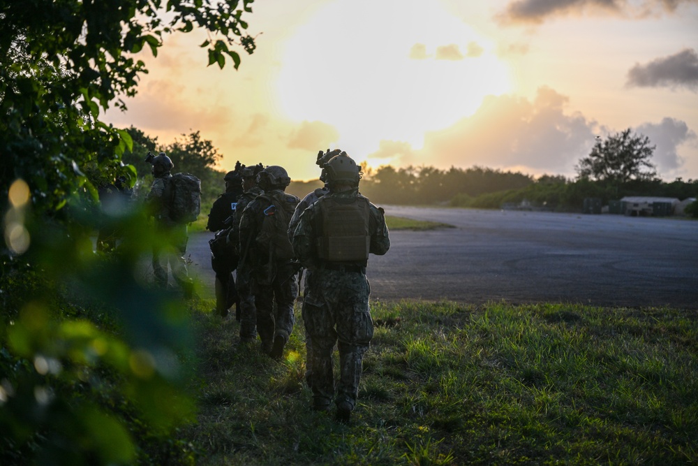 EODMU-5 and Guam PD Raid Drill