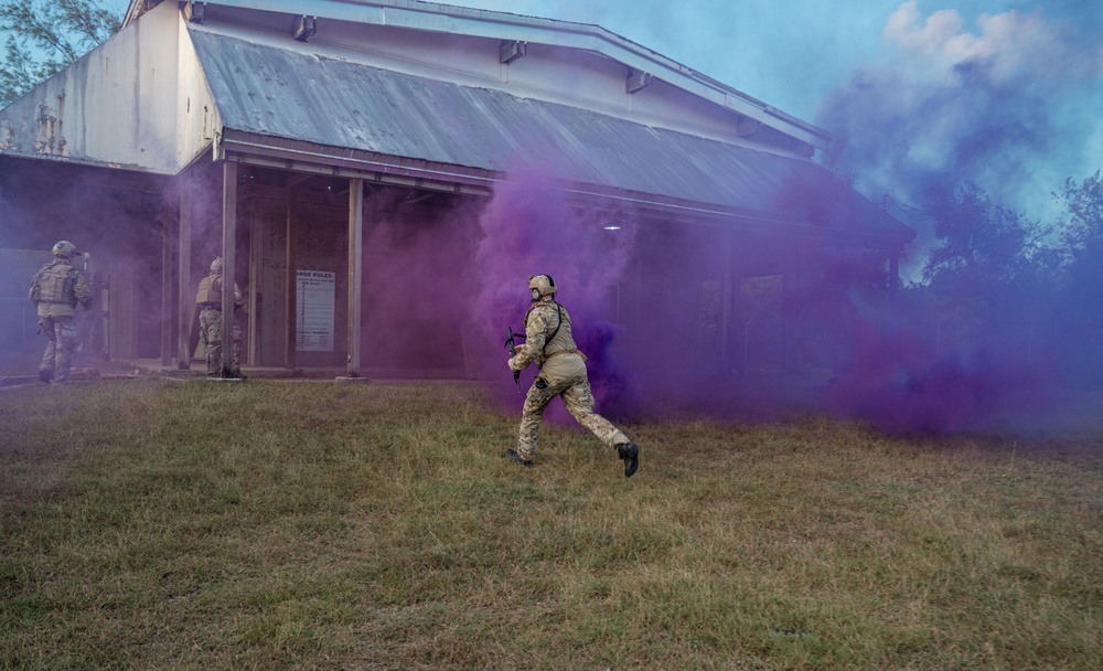 EODMU-5 and Guam PD Raid Drill