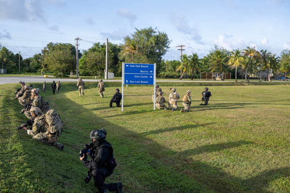 EODMU-5 and Guam PD Raid Drill