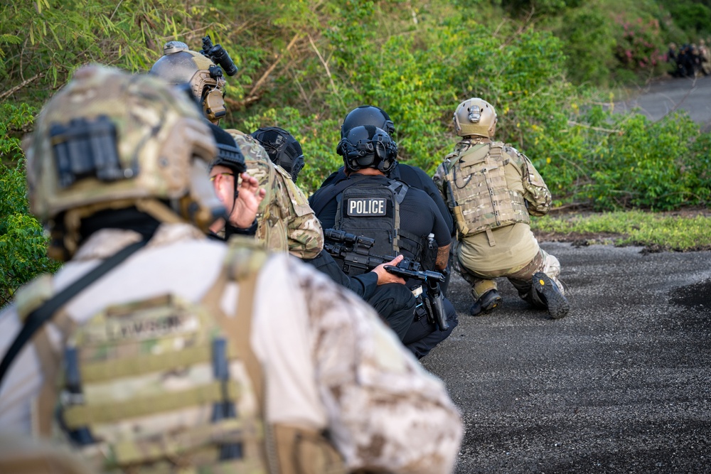 EODMU-5 and Guam PD Raid Drill